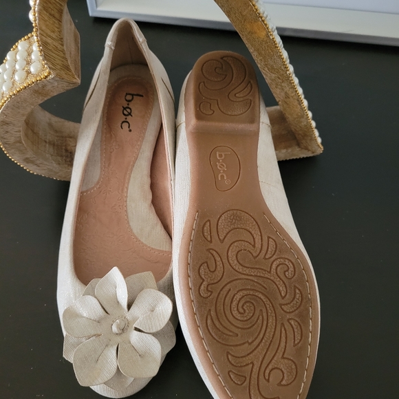 B.O.C. Born Cream Gold Ballet Slip On with Flower - Picture 4 of 4